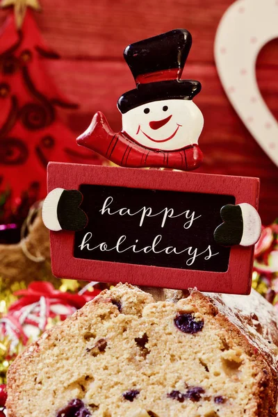 Fruitcake en tekst prettige feestdagen — Stockfoto