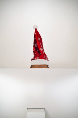 ofisinde Noel Baba şapkalı adam