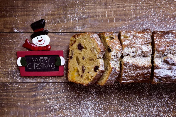 Pastel de frutas y texto feliz navidad — Foto de Stock