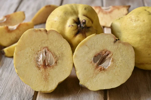 Frutos de marmelo em uma mesa de madeira — Fotografia de Stock