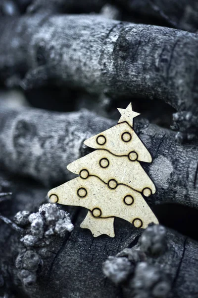 Рождественский орнамент и куча бревен — стоковое фото