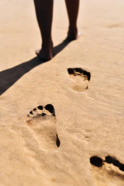 Jonge man lopen door de seashore — Stockfoto