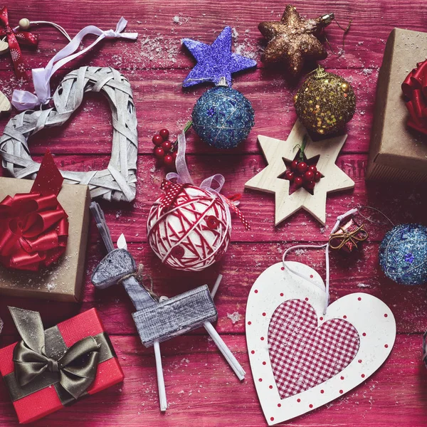 Enfeites de Natal acolhedores e presentes — Fotografia de Stock