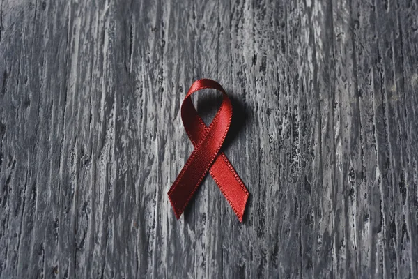 Red ribbon for the fight against AIDS — Stock Photo, Image