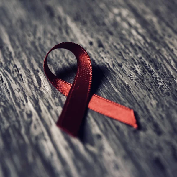 Kırmızı kurdele AIDS'e karşı mücadele için — Stok fotoğraf