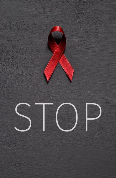 Ordet stop och röda awareness ribbon — Stockfoto