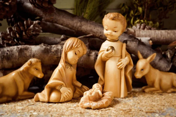 素朴なキリスト降誕のシーンで神聖な家族 — ストック写真