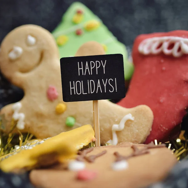 Kerstkoekjes en tekst happy holidays — Stockfoto