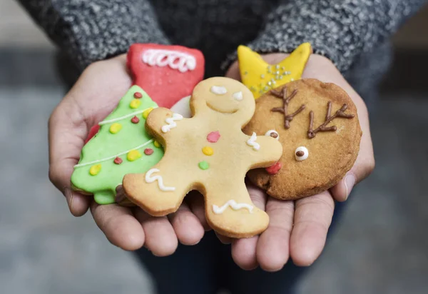 Uomo con biscotti di Natale — Foto Stock