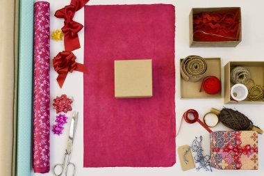 ambalaj kağıdı, kutular ve şeritler