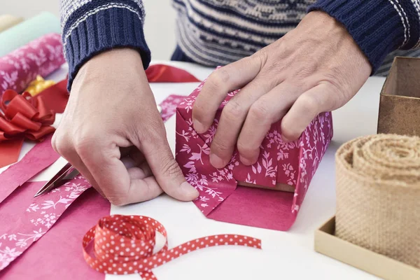 Young man wrapping a gift — Stock Photo, Image