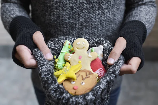 Hombre con galletas de Navidad — Foto de Stock
