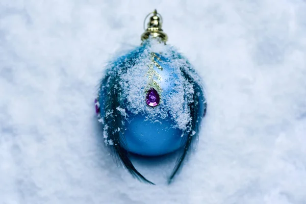 Bola de Natal na neve — Fotografia de Stock