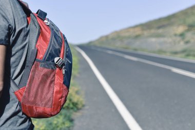 Genç backpacker adam