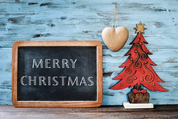 Різдвяна ялинка і текст веселого Різдва на дошці — стокове фото