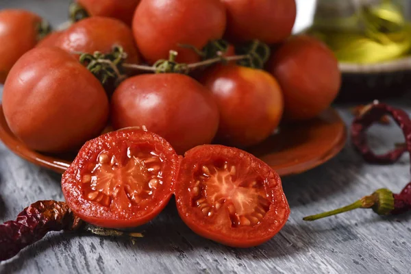 Tomates de colgar，一个典型的西班牙物种的西红柿 — 图库照片