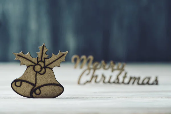 Текст с Рождеством и рождественским орнаментом — стоковое фото