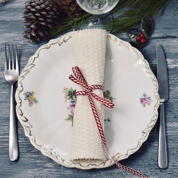 Tisch für Weihnachtsessen gedeckt — Stockfoto