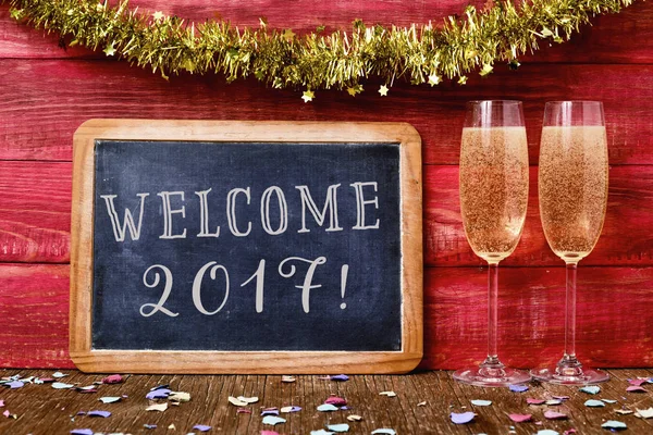 Confete, champanhe e texto bem-vindo 2017 — Fotografia de Stock