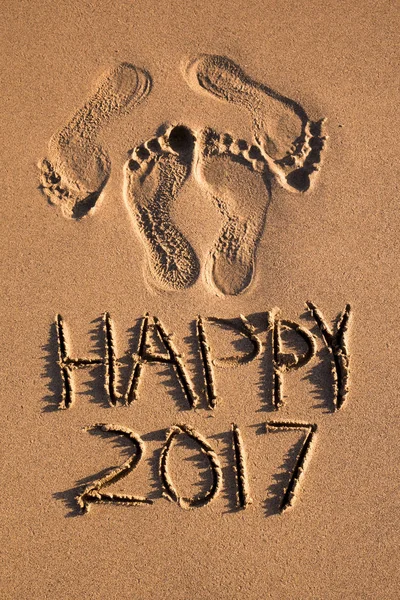 Texto feliz 2017 na areia de uma praia — Fotografia de Stock