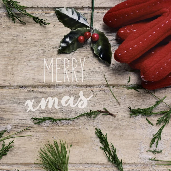 红色手套、 冬青树和文本圣诞快乐 — 图库照片