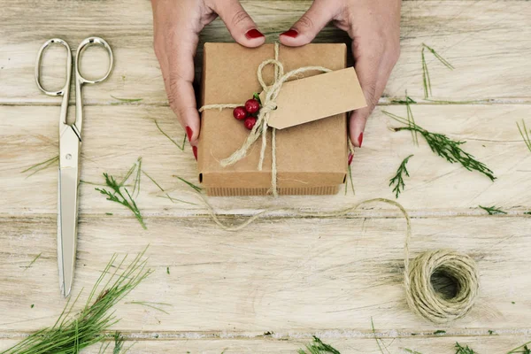 Mujer con un regalo de Navidad recién arreglado —  Fotos de Stock