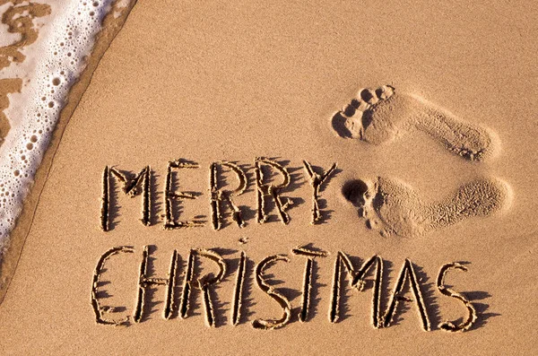 Texte joyeux noël dans le sable d'une plage — Photo