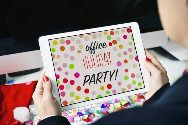 Partido de férias de escritório de texto em um tablet — Fotografia de Stock