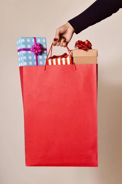 Donna con una borsa piena di regali — Foto Stock