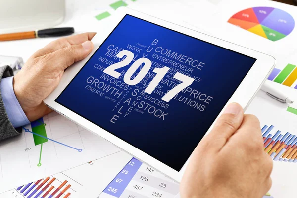 Man with tag cloud of goals for 2017 in tablet — Stock Photo, Image