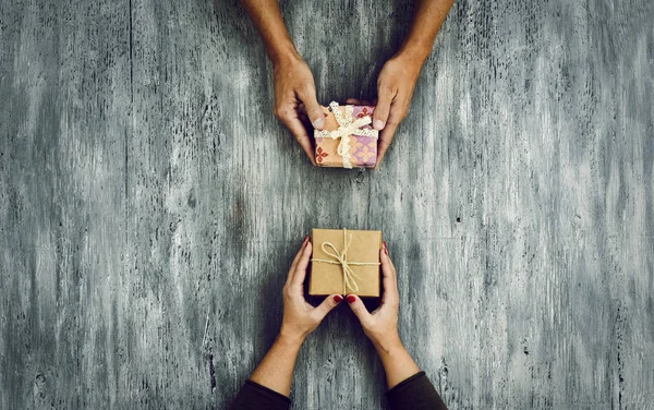 Vrouw en man uitwisselen van geschenken — Stockfoto