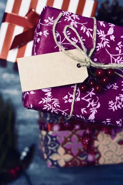 Acogedores regalos de Navidad y etiqueta en blanco —  Fotos de Stock