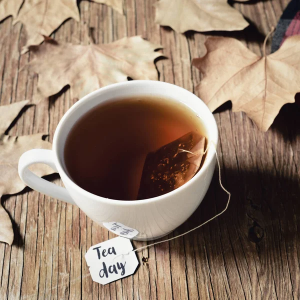 Šálek s čajem a text den čaj — Stock fotografie
