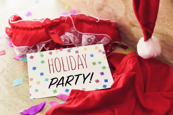 Sombrero de santa, ropa interior roja y fiesta de vacaciones de texto — Foto de Stock