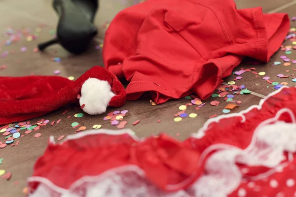 Papai Noel, sapato, calcinha vermelha e cuecas, e confete — Fotografia de Stock