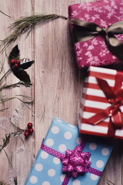 Julklappar på en yta av trä — Stockfoto