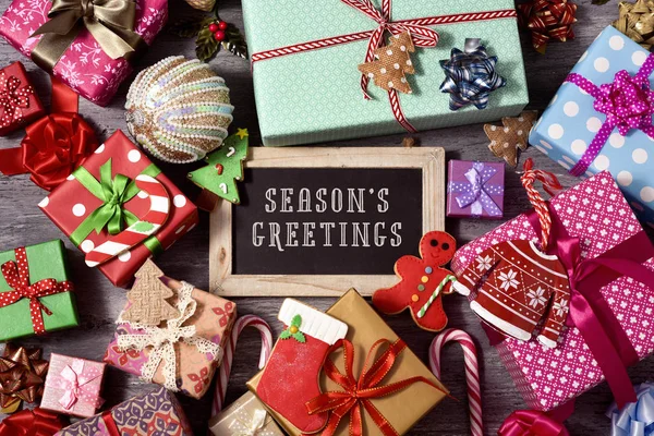 Geschenken, kerst versieringen en tekst seasons greetings — Stockfoto