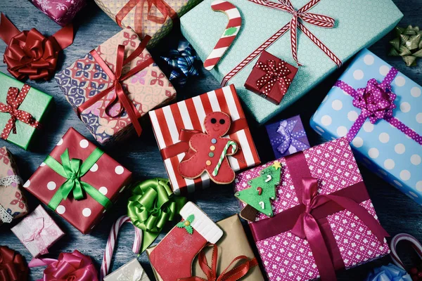 Christmas biscuits and gifts — Stock Photo, Image