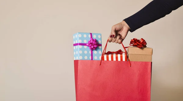Mulher com um saco de compras cheio de presentes — Fotografia de Stock