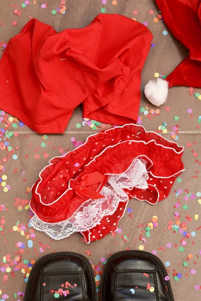 Sombrero de santa, zapatos, bragas y calzoncillos rojos y confeti — Foto de Stock