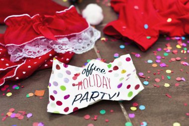 Noel Baba şapkası, kırmızı iç çamaşırı ve metin ofis tatil partisi