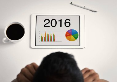 2016 yılında onun tablet çizelgeleri gözlemleyerek adam