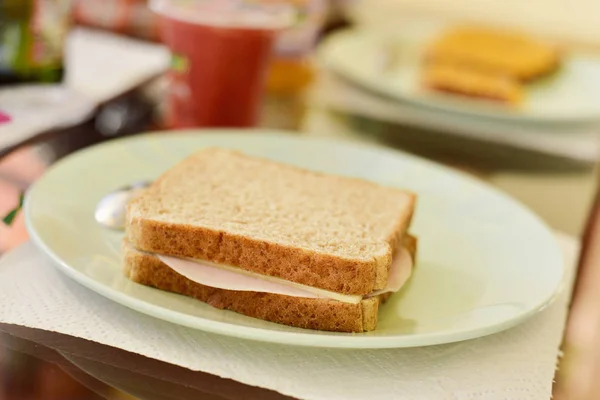 Sandwich au jambon et fromage — Photo