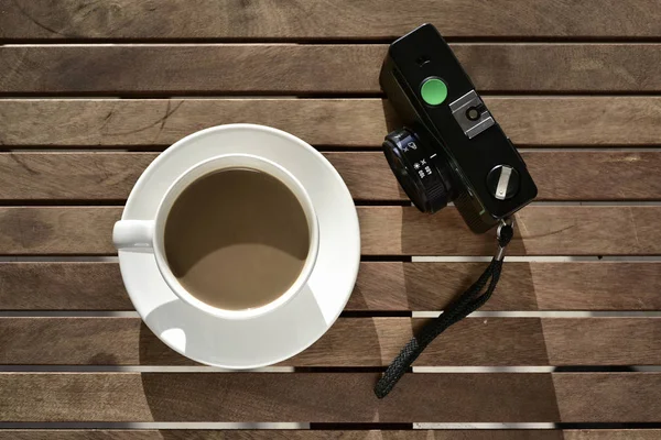 Witte koffie en oude camera — Stockfoto