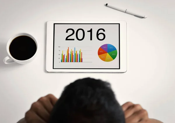 男人观察图表的 2016 年在他的平板电脑 — 图库照片