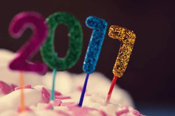 Λαμπερή αριθμοί σχηματίζουν αριθμό 2017 σε ένα κέικ — Φωτογραφία Αρχείου