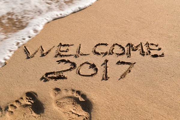 Texto bienvenido 2017 en la arena de una playa — Foto de Stock