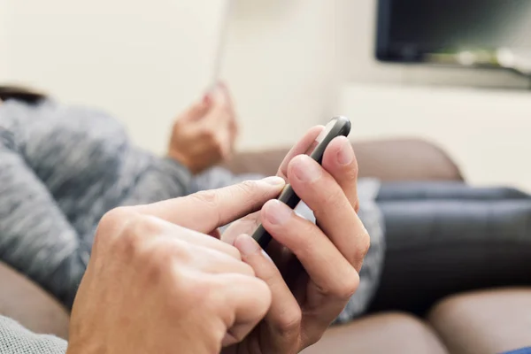 Man and woman using electronic devices — Stock Photo, Image