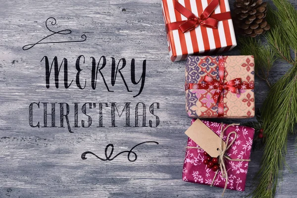 Cozy dárky a text Veselé Vánoce — Stock fotografie