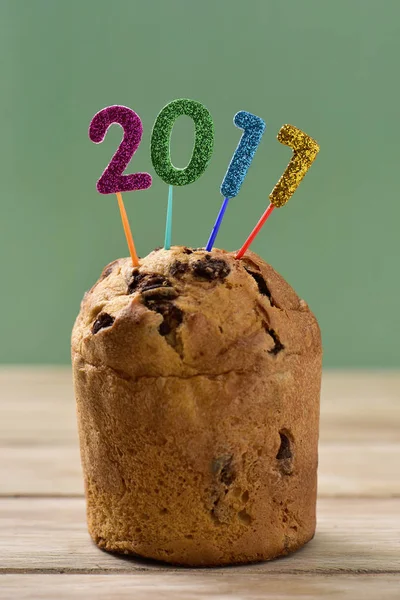 Glitzernde Zahlen bilden Zahl 2017 auf einem Kuchen — Stockfoto